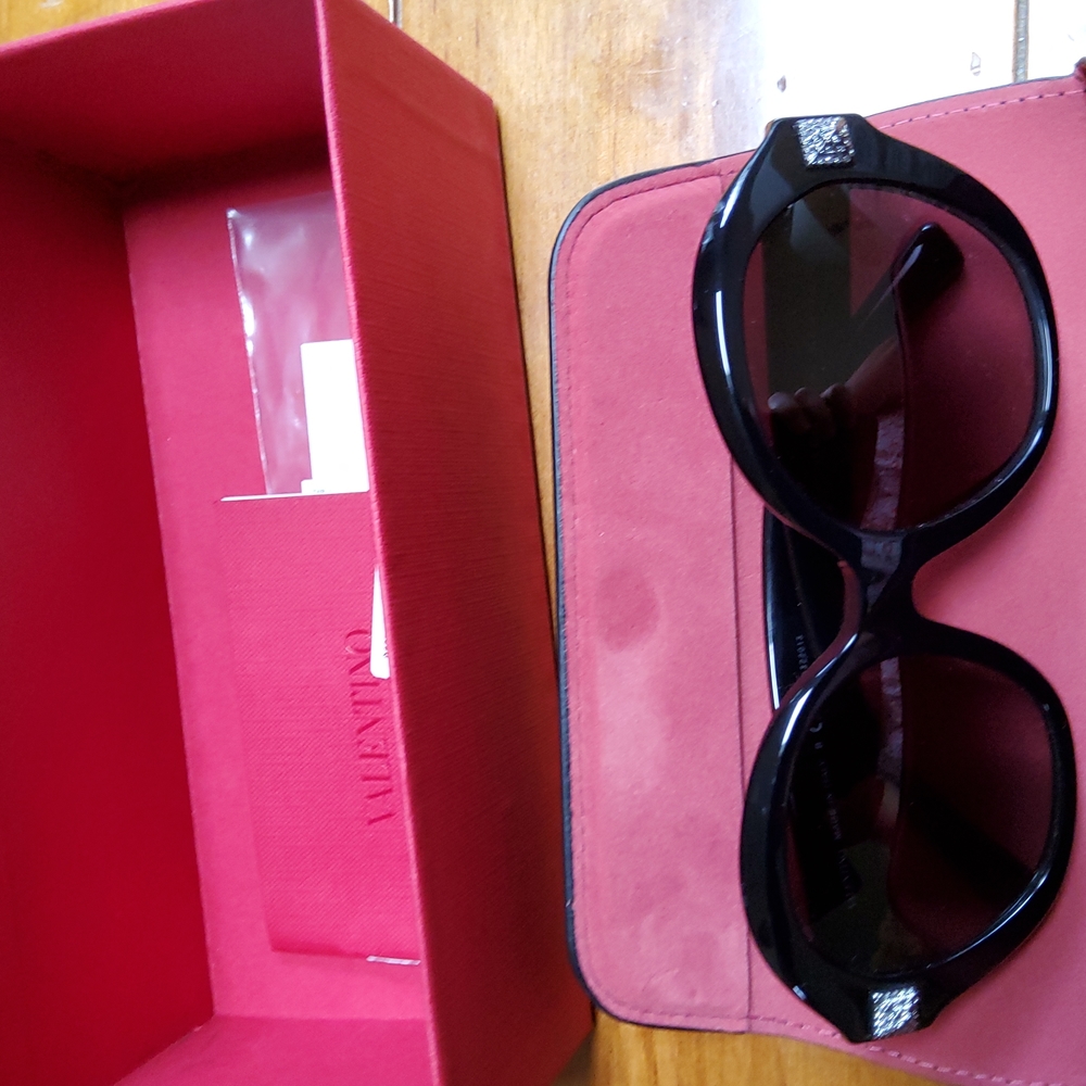 Valentino Sunglasses! NWOT! - Picture 5 of 6
